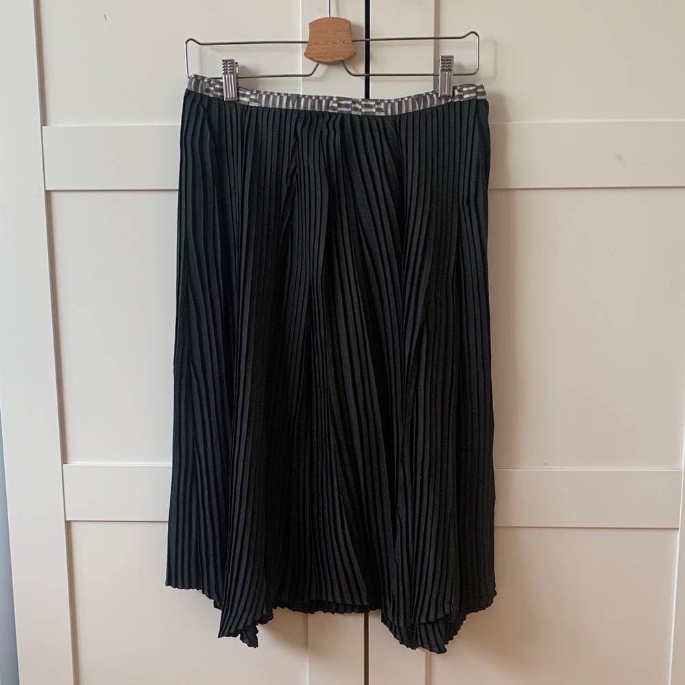 Chic Black Pleated Midi Skirt